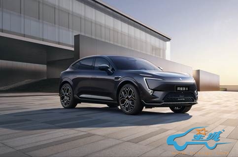 汽车停在路上 描述已自动生成