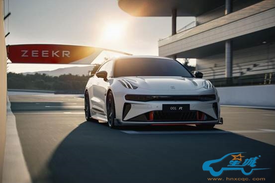 图片包含 飞机, 室内, 小, 飞机场  描述已自动生成