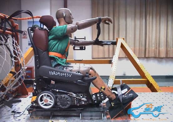 人骑着摩托车  中度可信度描述已自动生成