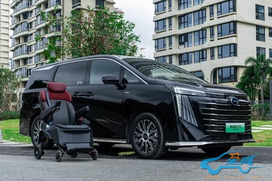 汽车停在街道上  描述已自动生成