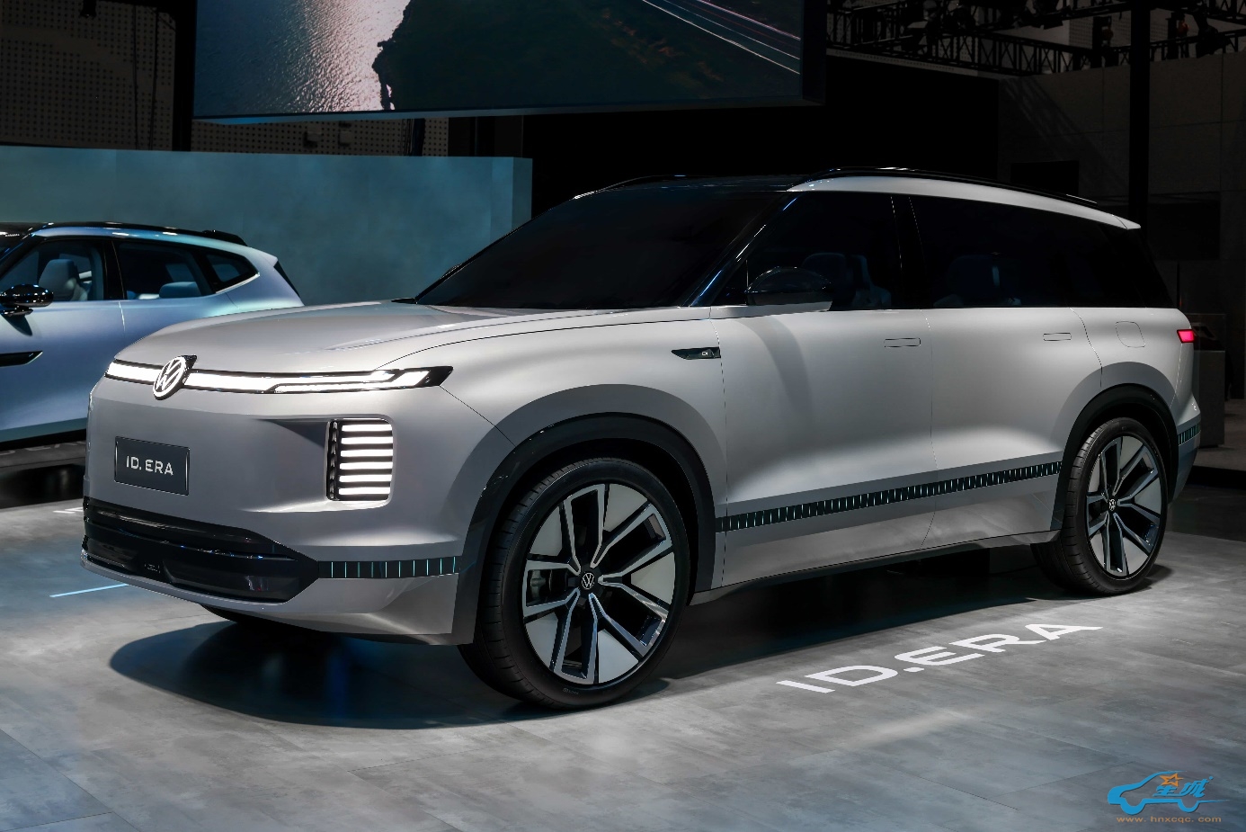 汽车停在路上AI 生成的内容可能不正确。