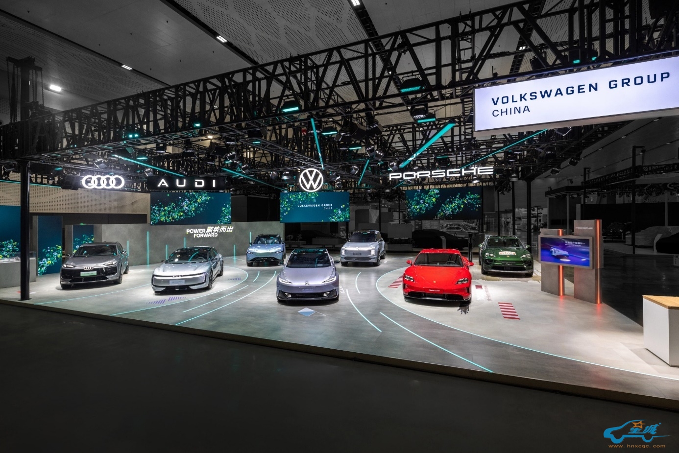 街道上有店铺的汽车AI 生成的内容可能不正确。