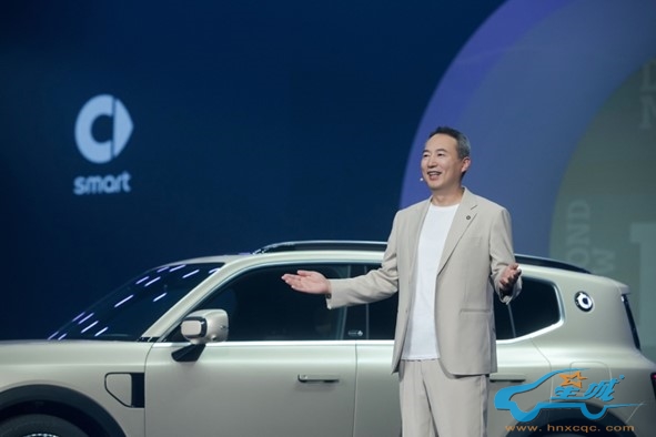 男人站在汽车边AI 生成的内容可能不正确。